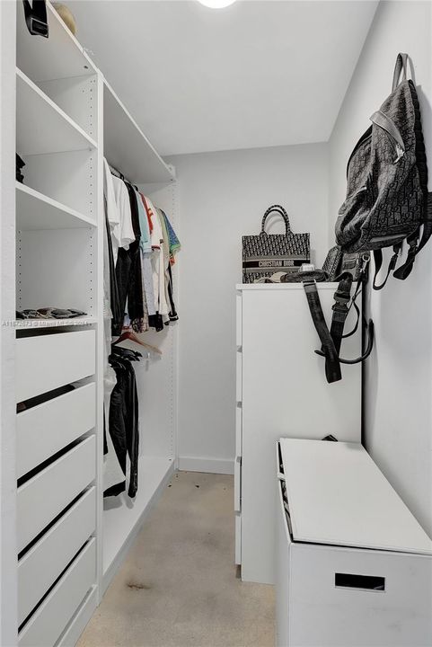 Recently Rented: $4,700 (1 beds, 1 baths, 962 Square Feet)