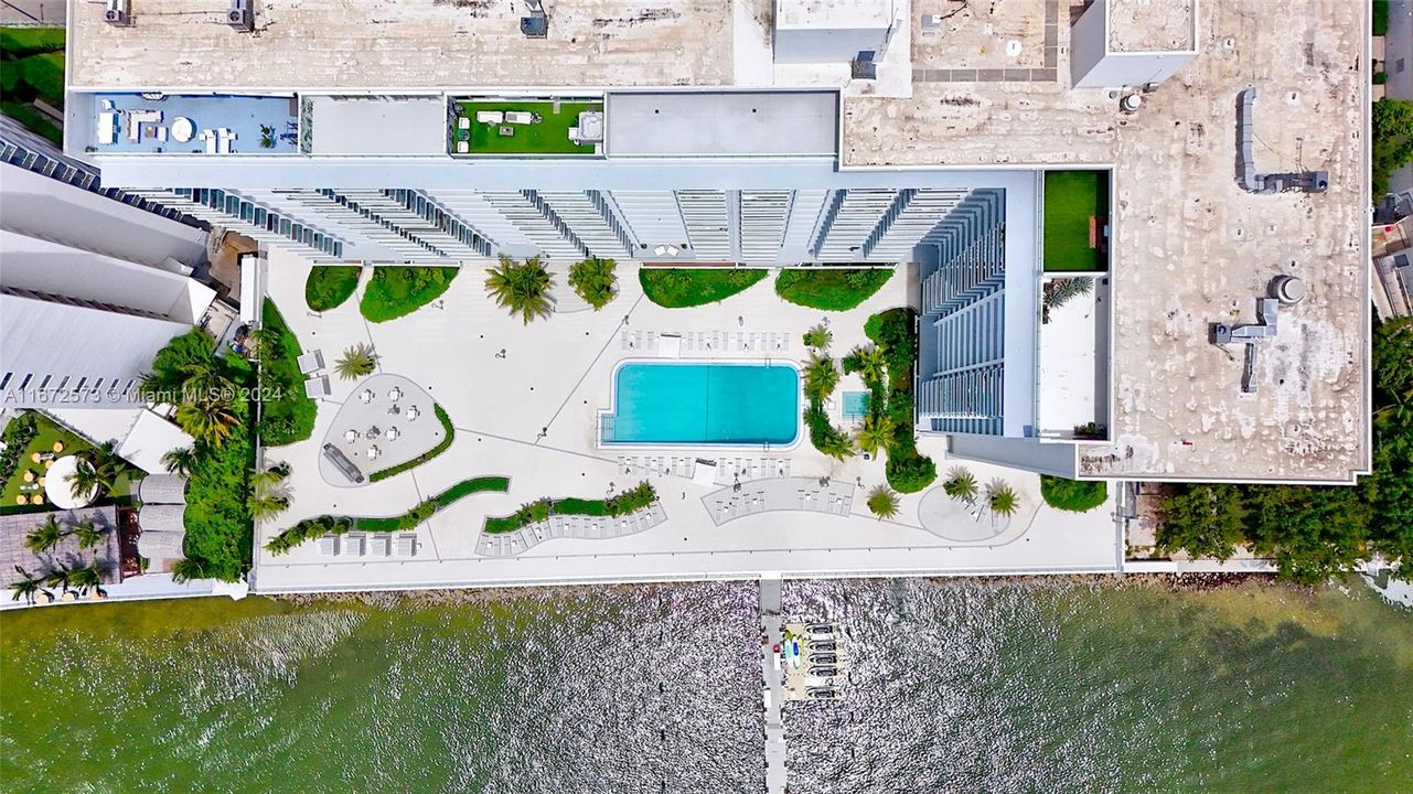 Recently Rented: $4,700 (1 beds, 1 baths, 962 Square Feet)