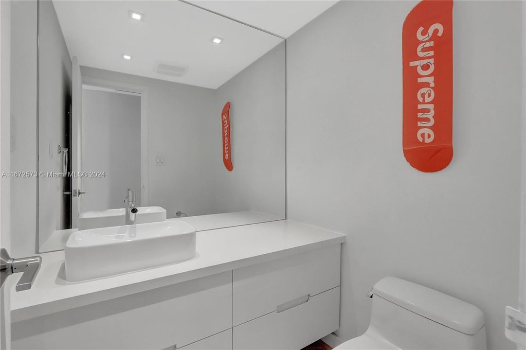 Recently Rented: $4,700 (1 beds, 1 baths, 962 Square Feet)