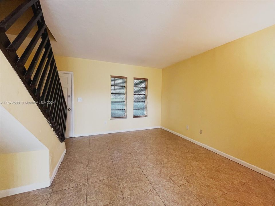 For Sale: $187,000 (1 beds, 1 baths, 616 Square Feet)