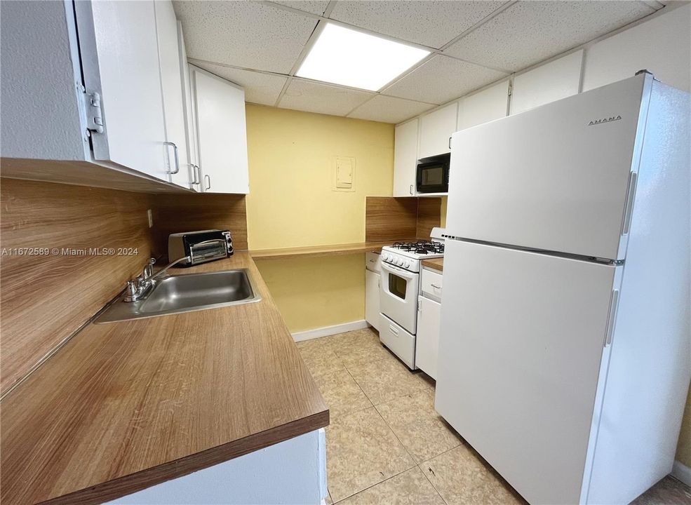 For Sale: $187,000 (1 beds, 1 baths, 616 Square Feet)