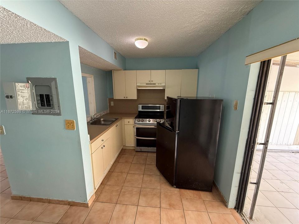 For Sale: $265,000 (2 beds, 1 baths, 896 Square Feet)