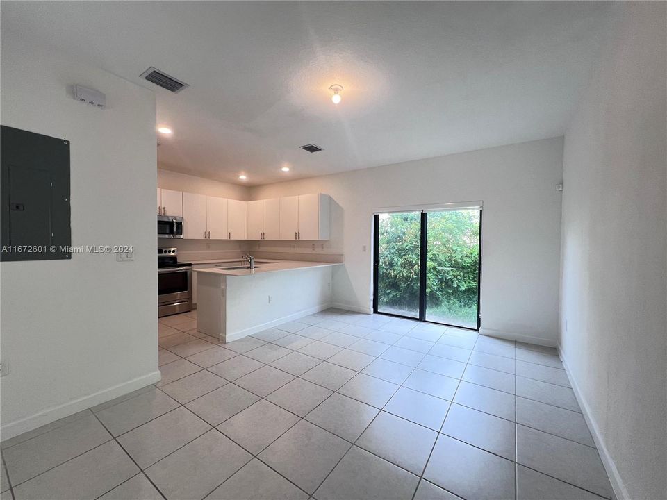 Recently Rented: $2,600 (3 beds, 2 baths, 1612 Square Feet)