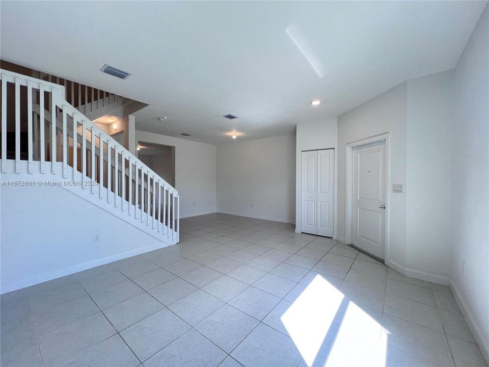 Recently Rented: $2,600 (3 beds, 2 baths, 1612 Square Feet)