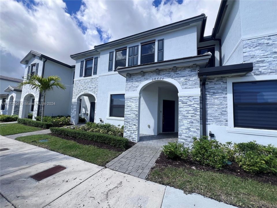 Recently Rented: $2,600 (3 beds, 2 baths, 1612 Square Feet)