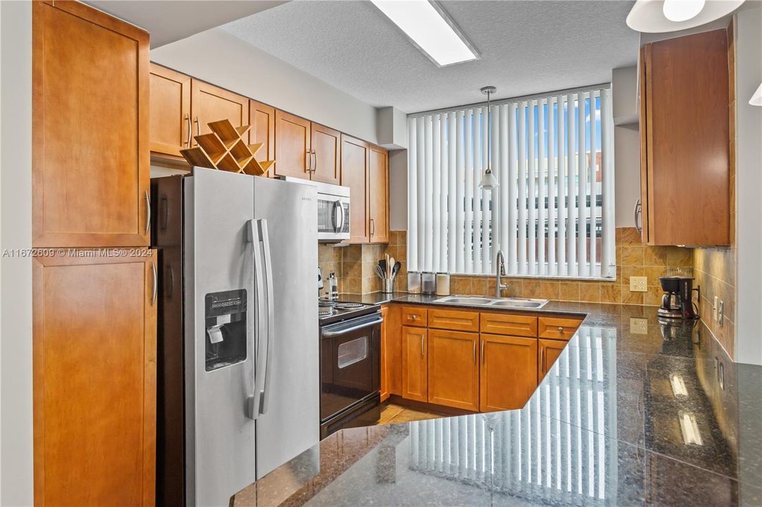 For Sale: $439,000 (2 beds, 1 baths, 964 Square Feet)