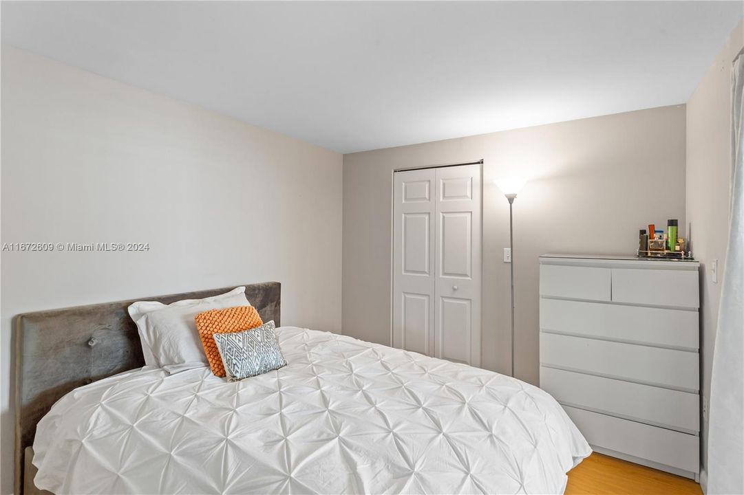 For Sale: $439,000 (2 beds, 1 baths, 964 Square Feet)