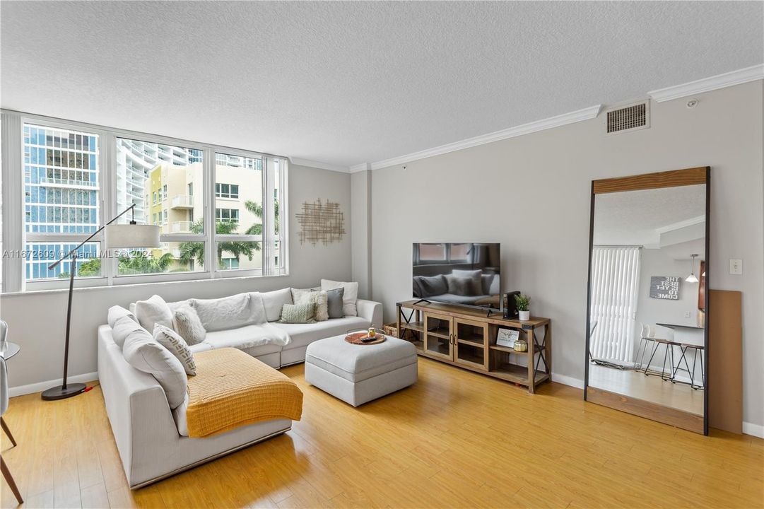 For Sale: $439,000 (2 beds, 1 baths, 964 Square Feet)