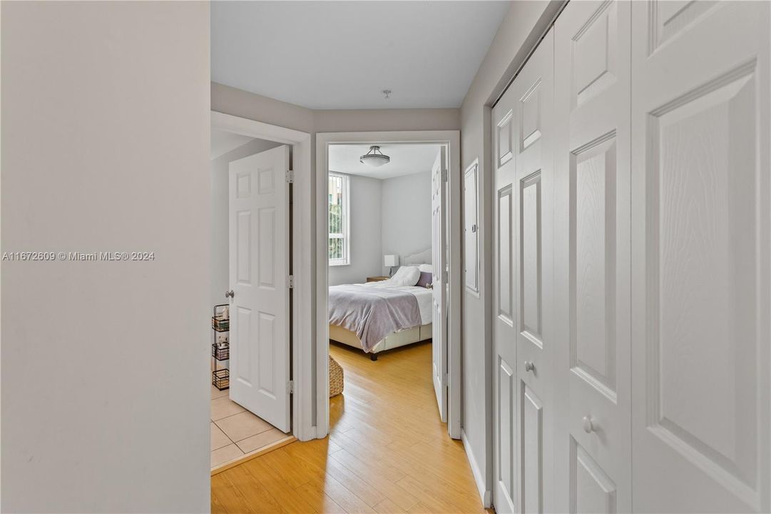 For Sale: $439,000 (2 beds, 1 baths, 964 Square Feet)