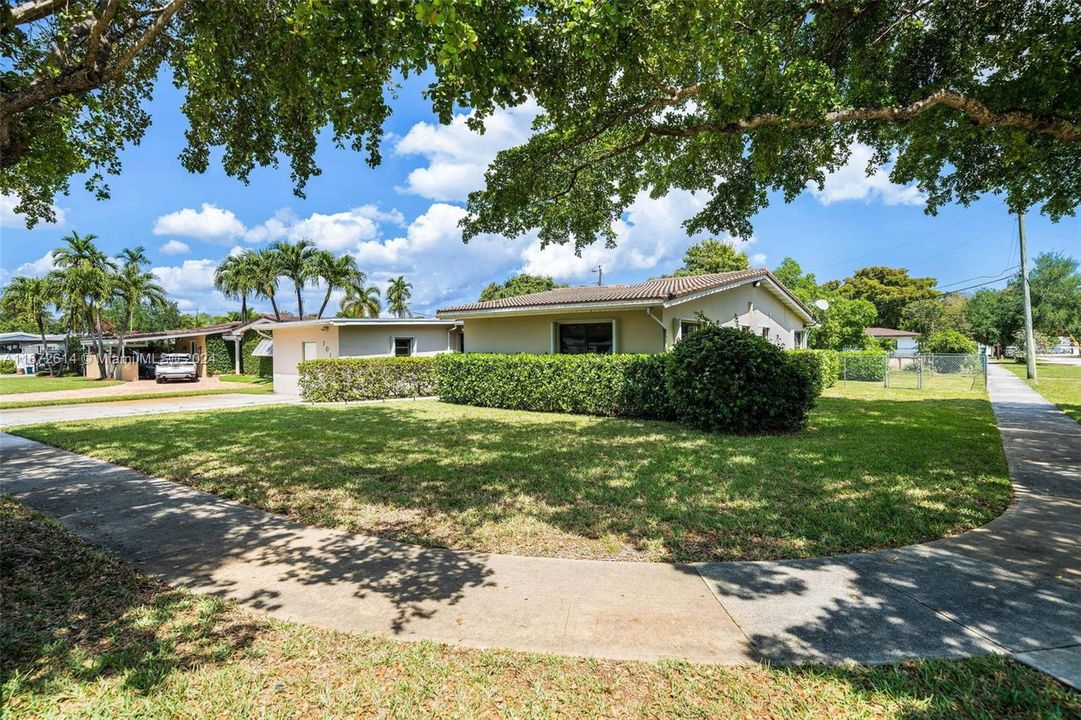 For Sale: $870,000 (3 beds, 3 baths, 2234 Square Feet)