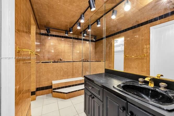 Master bathroom, complete with jacuzzi and separate shower.