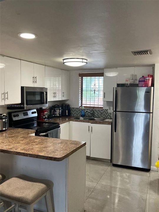 For Rent: $2,200 (2 beds, 1 baths, 935 Square Feet)