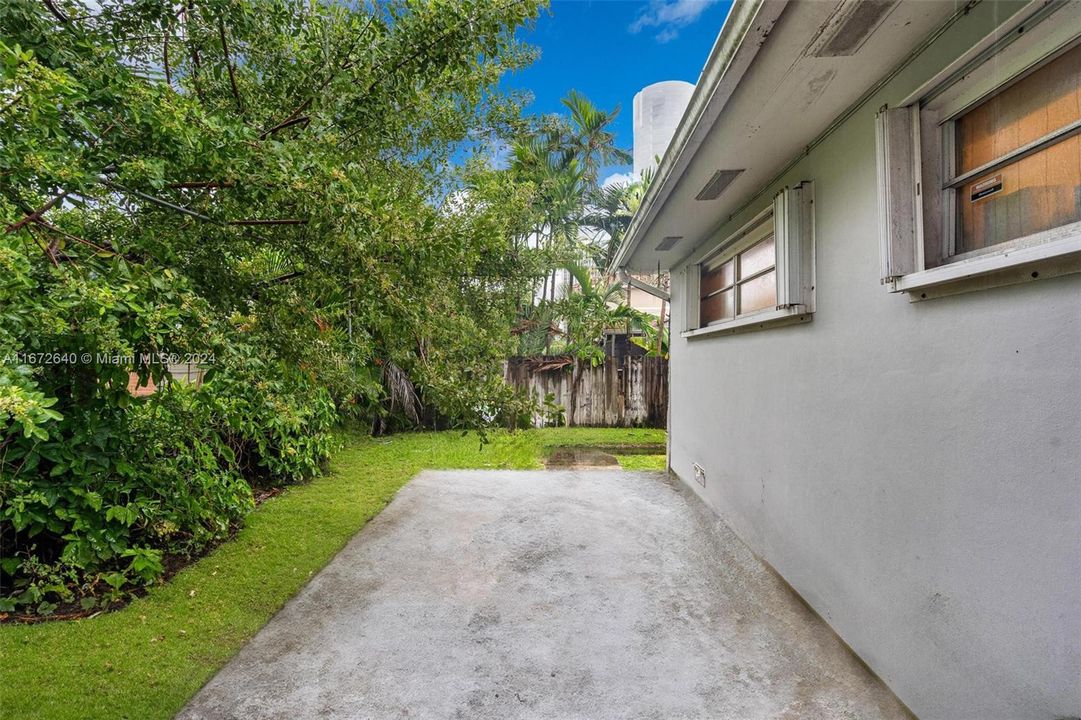 For Sale: $3,000,000 (3 beds, 2 baths, 1784 Square Feet)