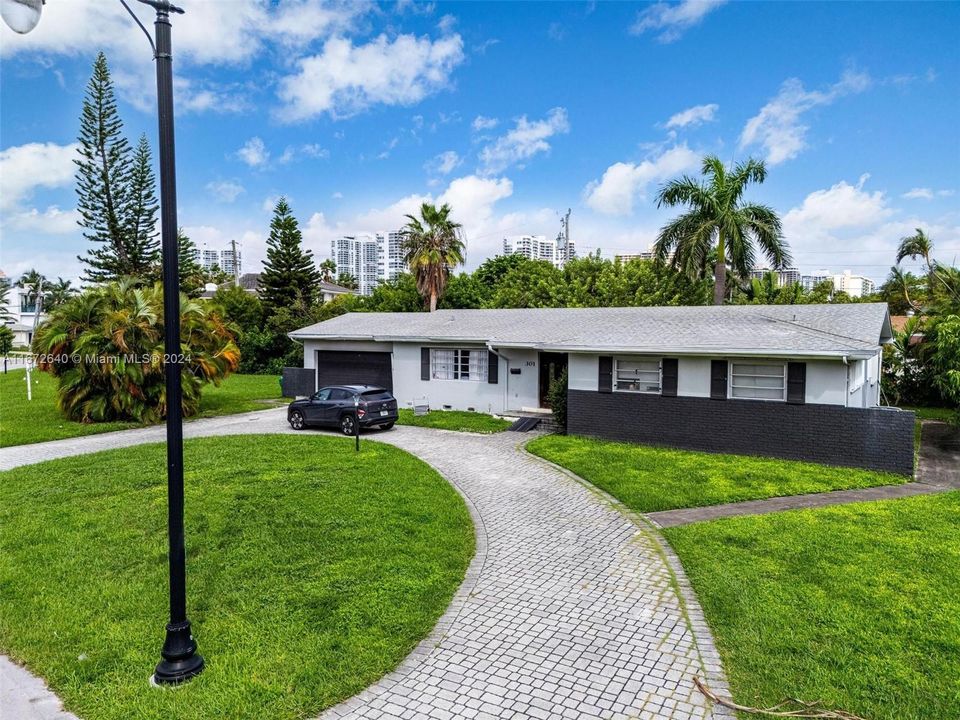 For Sale: $3,000,000 (3 beds, 2 baths, 1784 Square Feet)