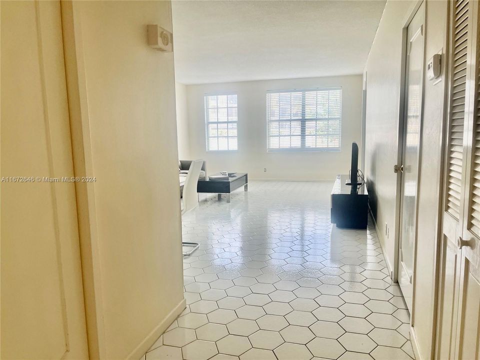 For Rent: $2,400 (1 beds, 1 baths, 891 Square Feet)