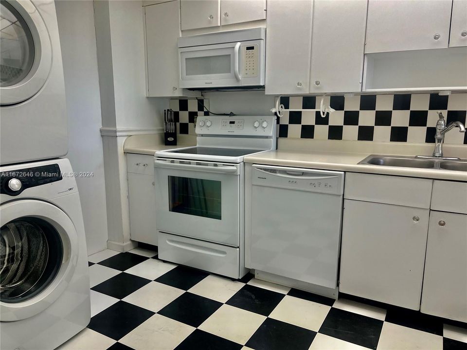 For Rent: $2,400 (1 beds, 1 baths, 891 Square Feet)