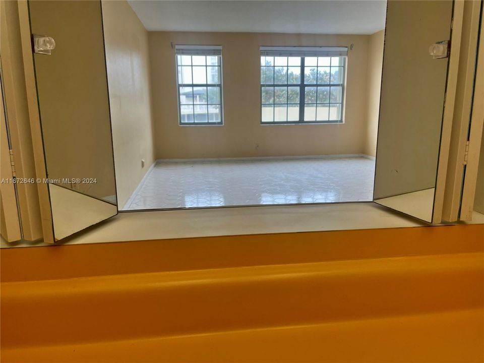 For Rent: $2,400 (1 beds, 1 baths, 891 Square Feet)