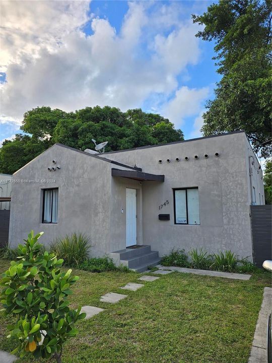 For Sale: $475,000 (3 beds, 2 baths, 908 Square Feet)