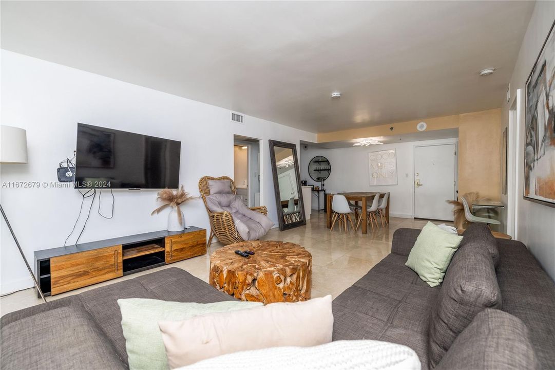 For Sale: $550,000 (2 beds, 2 baths, 960 Square Feet)