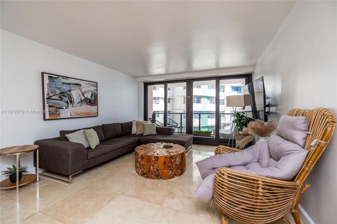 For Sale: $550,000 (2 beds, 2 baths, 960 Square Feet)