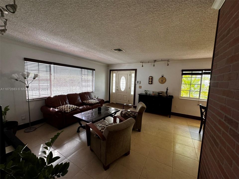 En Venta: $650,000 (3 camas, 2 baños, 1614 Pies cuadrados)