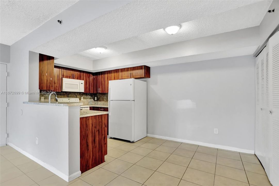 For Sale: $265,000 (2 beds, 2 baths, 1130 Square Feet)