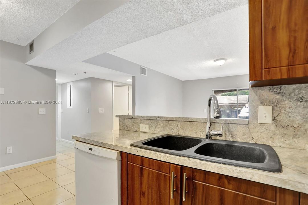 For Sale: $265,000 (2 beds, 2 baths, 1130 Square Feet)