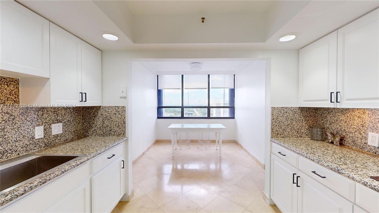 En Venta: $640,000 (2 camas, 2 baños, 2215 Pies cuadrados)