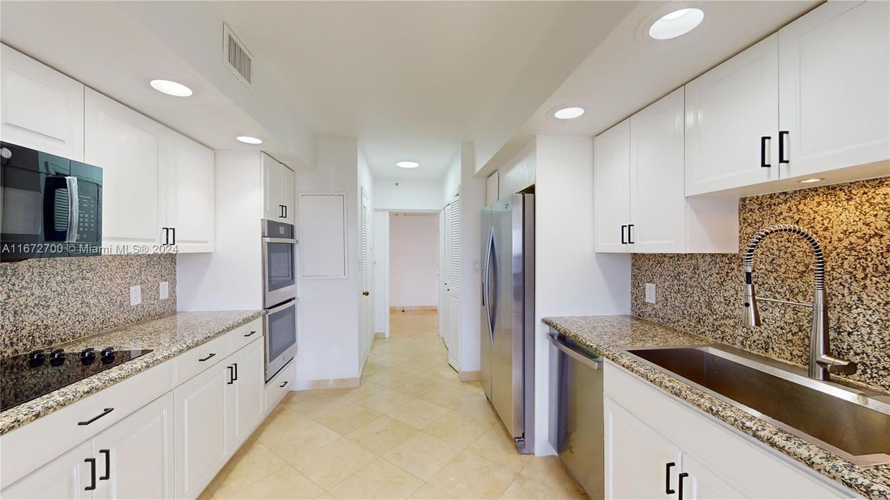 For Sale: $640,000 (2 beds, 2 baths, 2215 Square Feet)