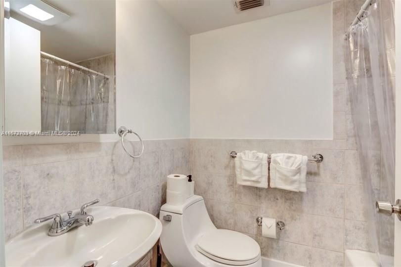 For Sale: $450,000 (1 beds, 2 baths, 720 Square Feet)