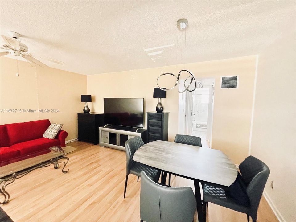 For Sale: $134,900 (1 beds, 1 baths, 510 Square Feet)