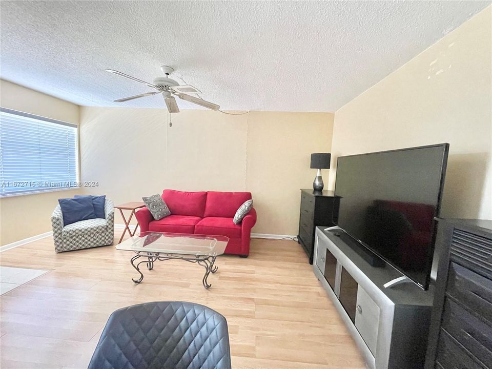 For Sale: $134,900 (1 beds, 1 baths, 510 Square Feet)