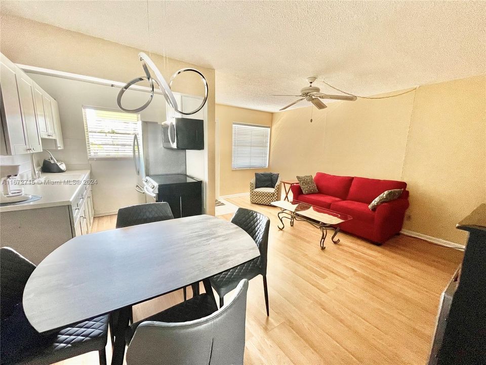 For Sale: $134,900 (1 beds, 1 baths, 510 Square Feet)