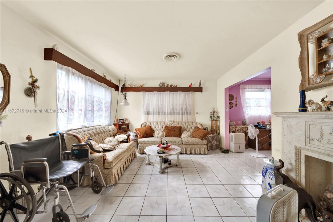 For Sale: $475,000 (2 beds, 2 baths, 1713 Square Feet)