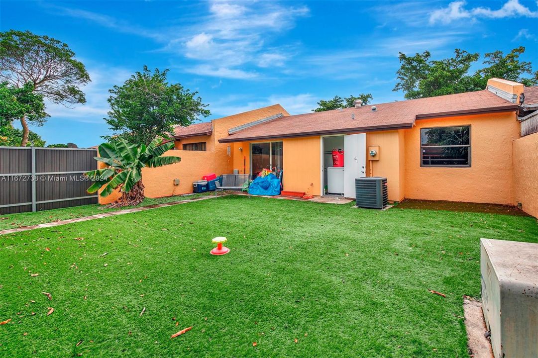 For Sale: $399,900 (3 beds, 2 baths, 999 Square Feet)