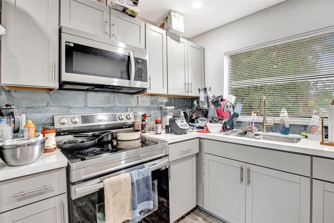 For Sale: $399,900 (3 beds, 2 baths, 999 Square Feet)