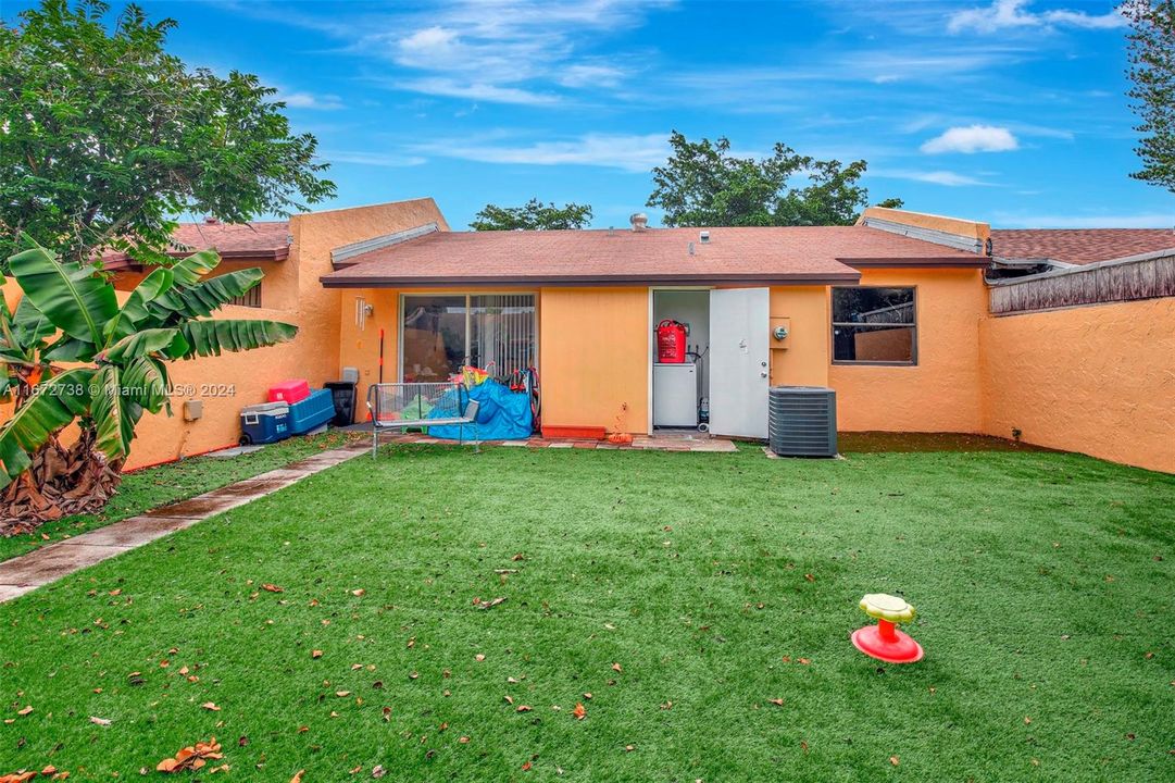 En Venta: $399,900 (3 camas, 2 baños, 999 Pies cuadrados)