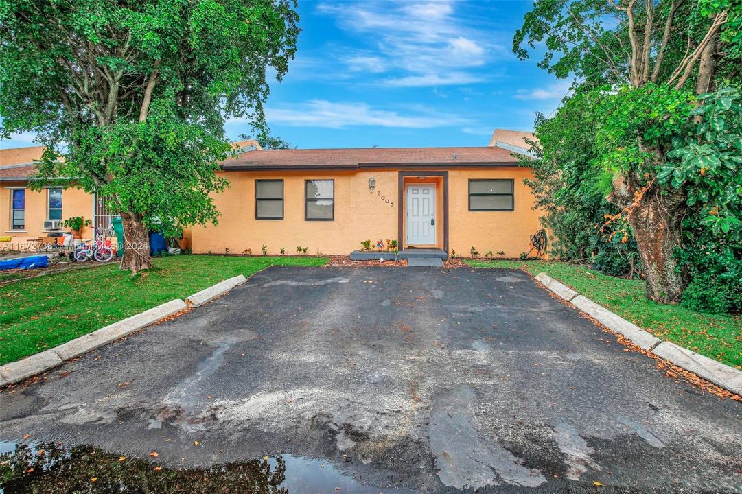 For Sale: $399,900 (3 beds, 2 baths, 999 Square Feet)