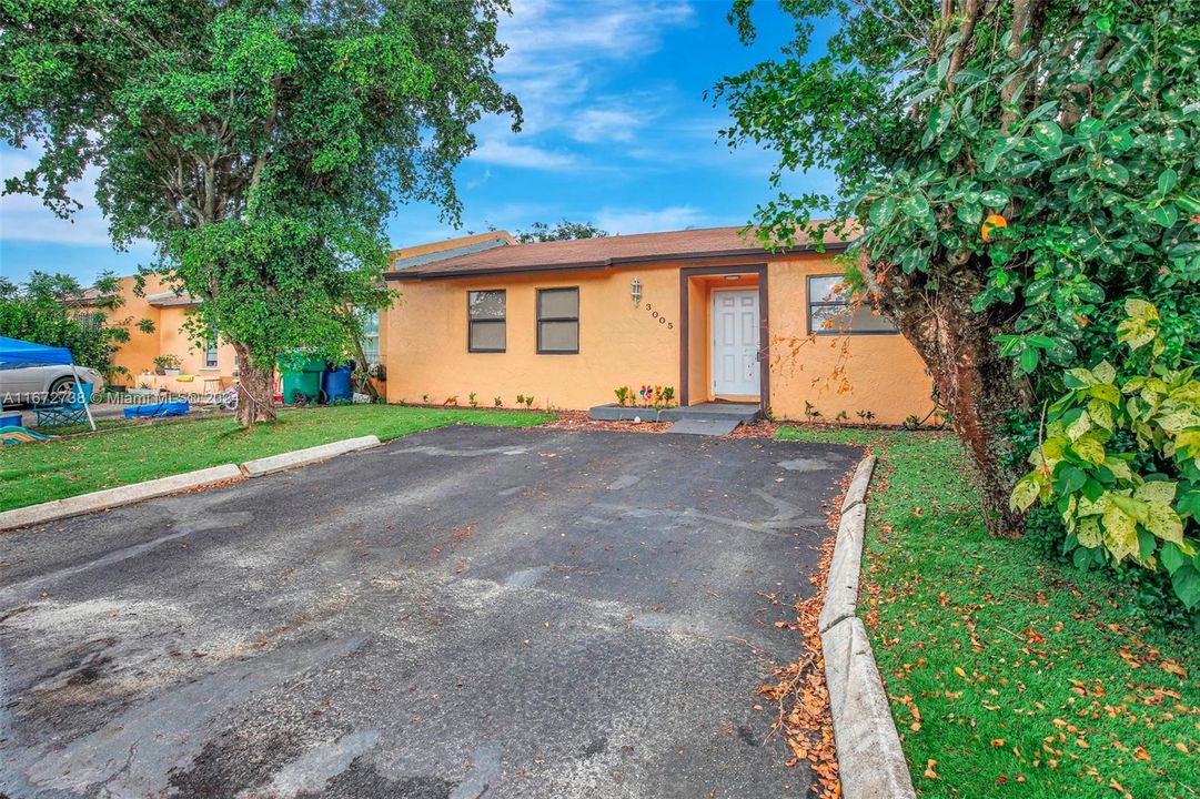 For Sale: $399,900 (3 beds, 2 baths, 999 Square Feet)