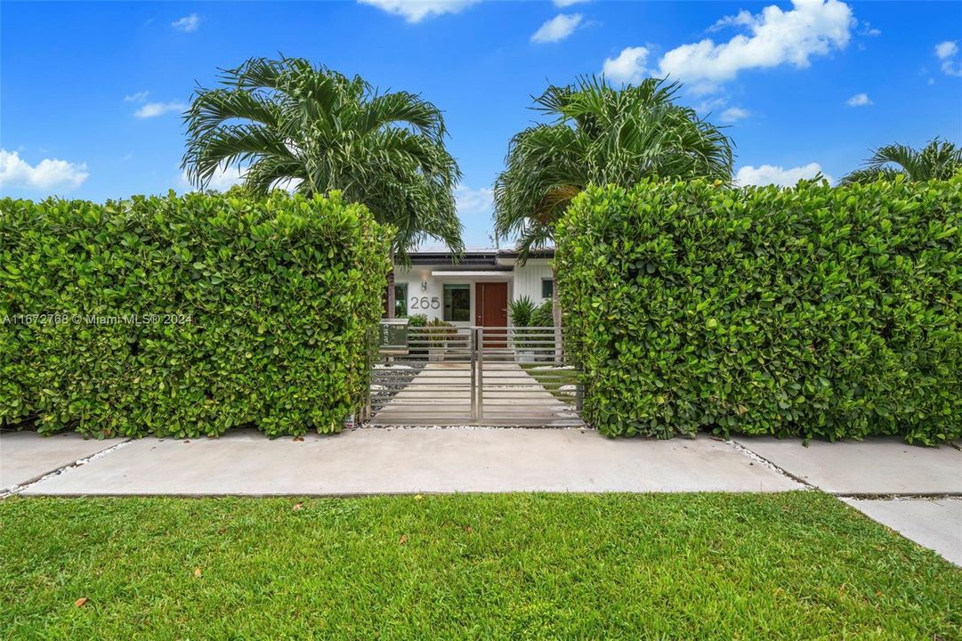 For Sale: $3,475,000 (4 beds, 4 baths, 2509 Square Feet)