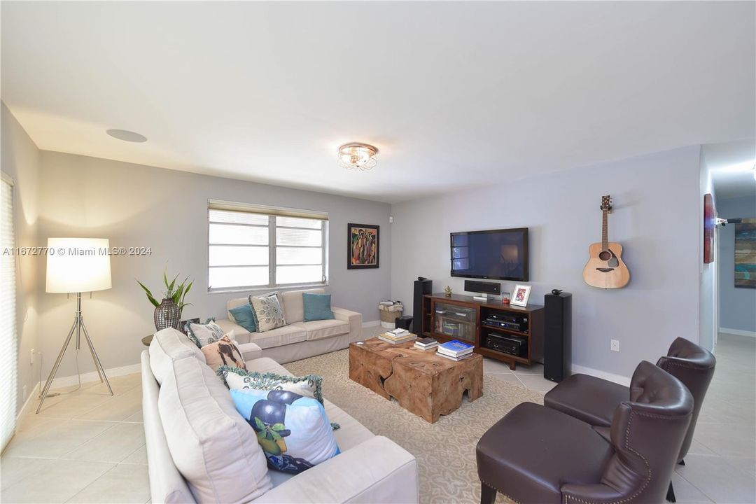 For Sale: $365,000 (3 beds, 2 baths, 1262 Square Feet)