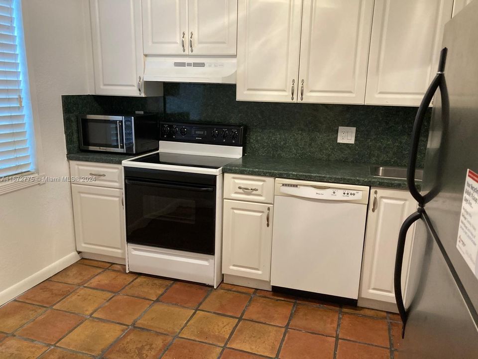 For Rent: $2,850 (2 beds, 2 baths, 893 Square Feet)