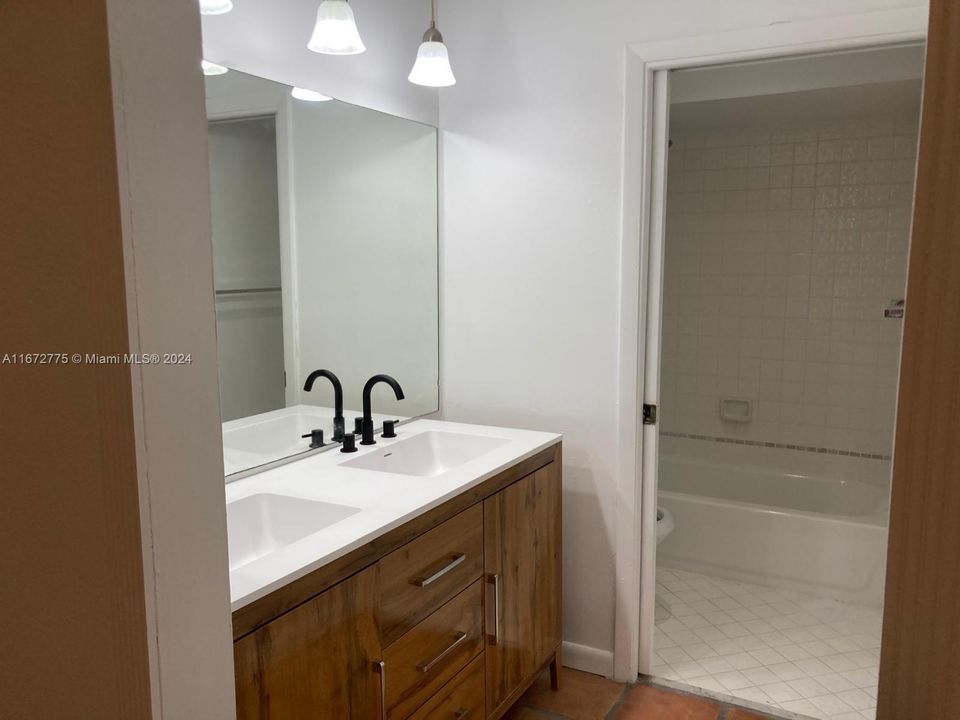 For Rent: $2,850 (2 beds, 2 baths, 893 Square Feet)