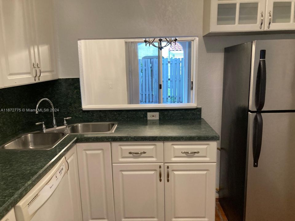 For Rent: $2,850 (2 beds, 2 baths, 893 Square Feet)