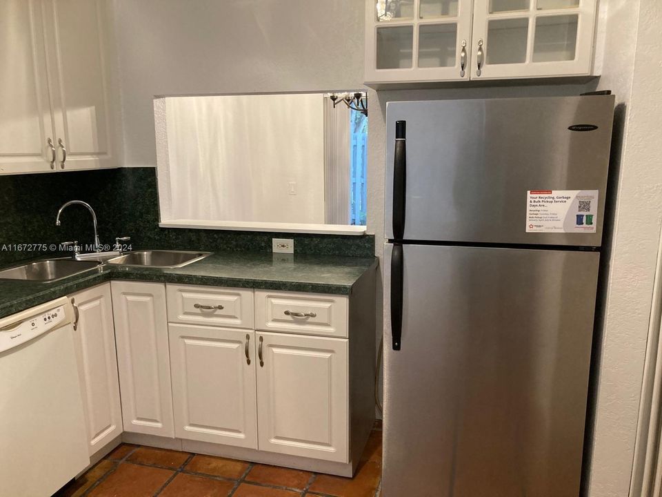 For Rent: $2,850 (2 beds, 2 baths, 893 Square Feet)