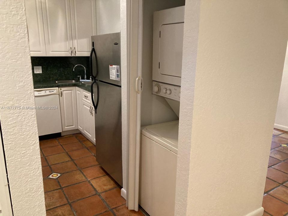 For Rent: $2,850 (2 beds, 2 baths, 893 Square Feet)