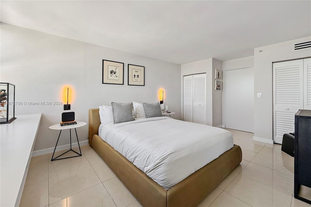 For Sale: $1,395,000 (2 beds, 2 baths, 1078 Square Feet)