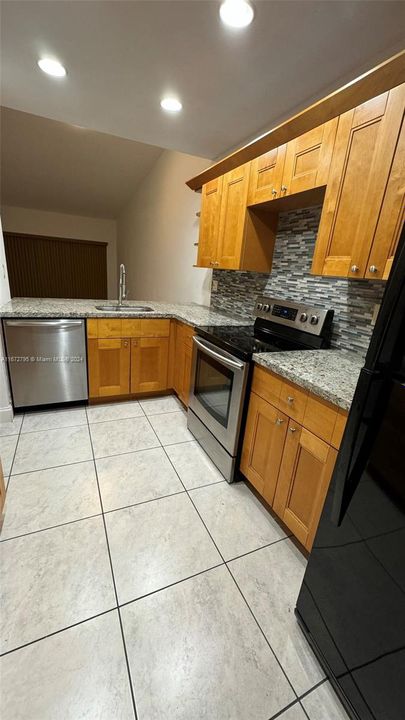 Active With Contract: $2,500 (2 beds, 2 baths, 1053 Square Feet)