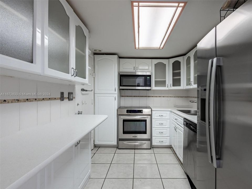 For Sale: $775,000 (2 beds, 2 baths, 1241 Square Feet)