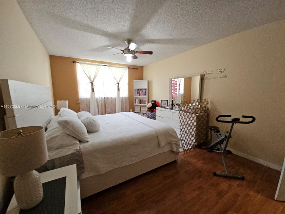 Active With Contract: $1,860 (1 beds, 1 baths, 810 Square Feet)